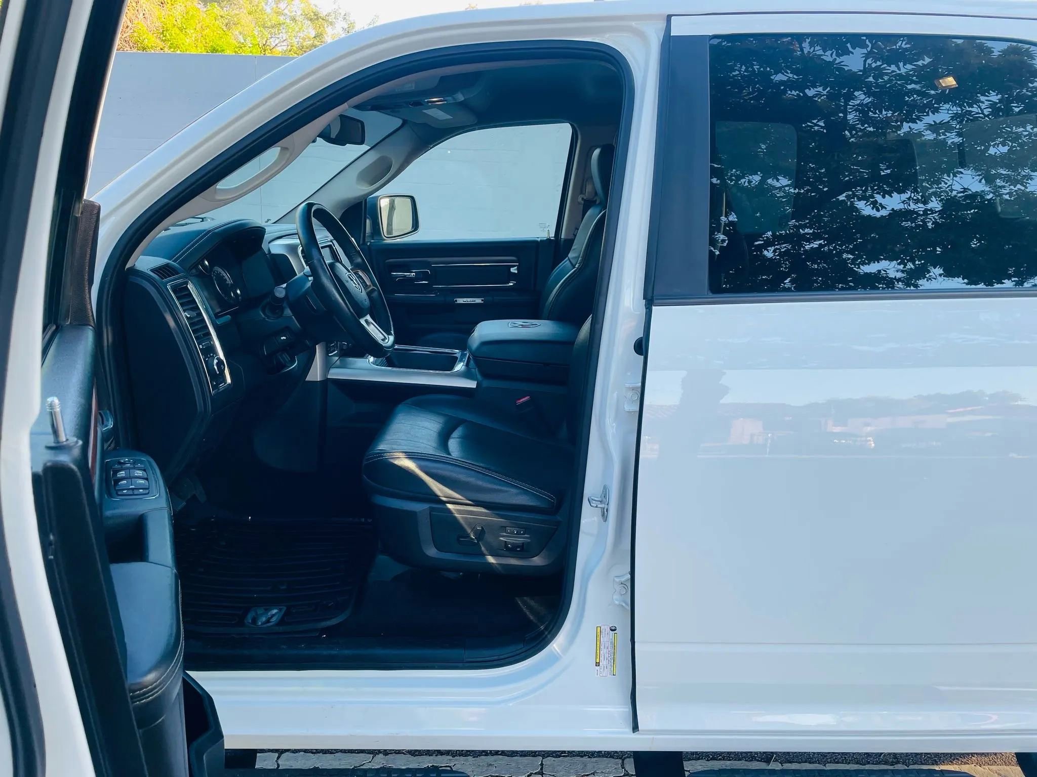 Used 2018 RAM 1500 Laramie w/ Convenience Group image 9