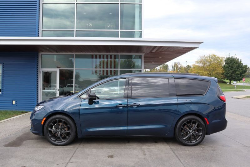 Used 2025 Chrysler Pacifica Limited FWD image 6