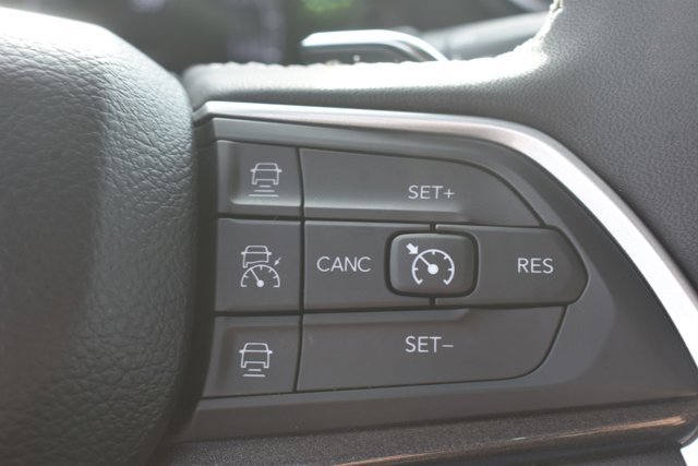 Used 2023 Jeep Grand Cherokee Laredo AWD/4WD image 23