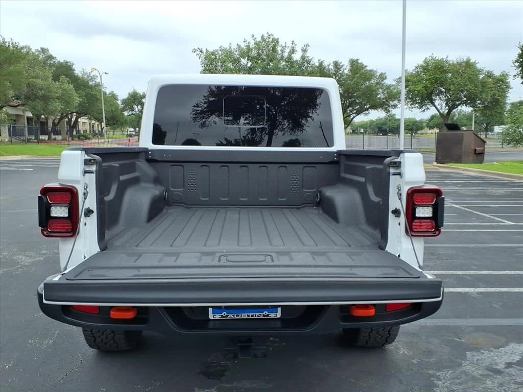 Used 2025 Jeep Gladiator Mojave w/ Convenience Group AWD/4WD image 17