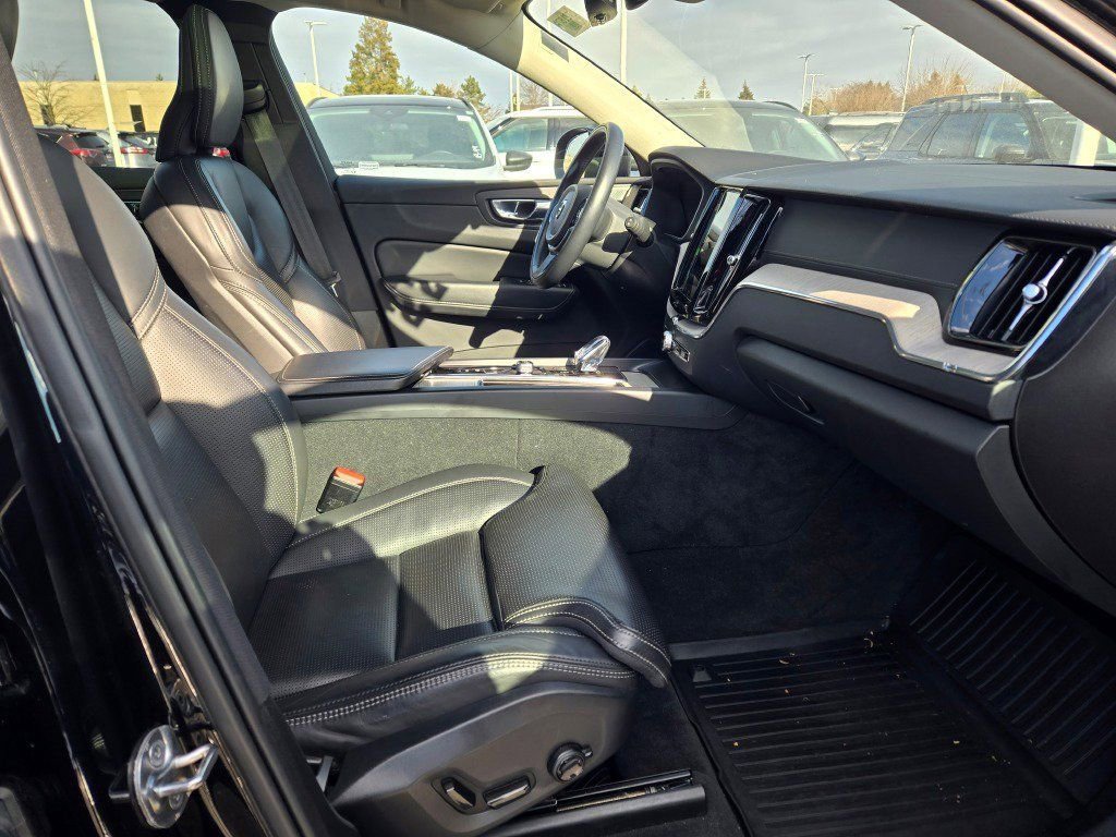 Used 2022 Volvo XC60 T8 Inscription w/ Advanced Package image 5