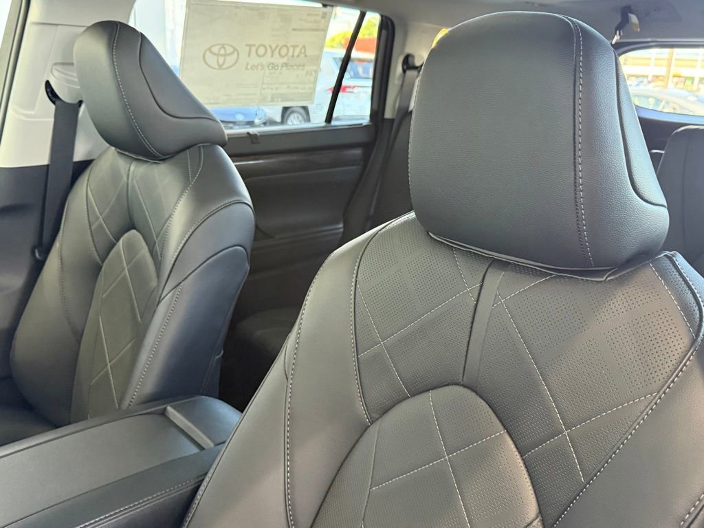 New 2026 Toyota Highlander Platinum image 18