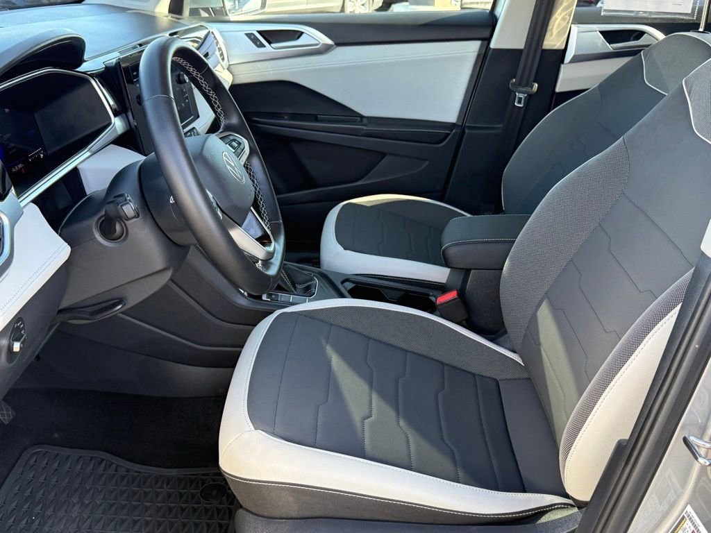 Used 2025 Volkswagen Taos SE image 12