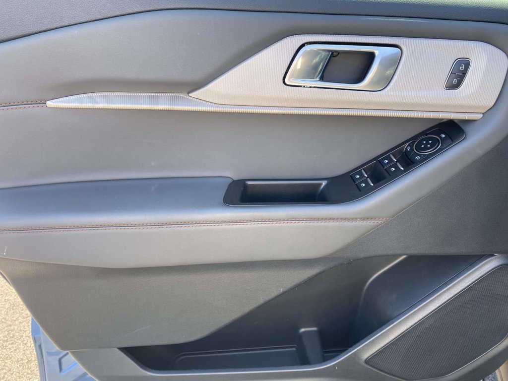 Used 2025 Ford Explorer Active RWD image 14