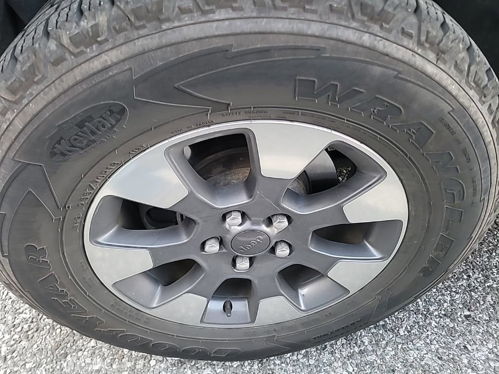 Used 2018 Jeep Wrangler Unlimited Sahara AWD/4WD image 18