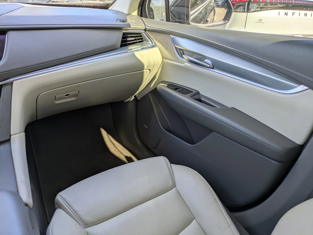 Used 2017 Cadillac XT5 Luxury w/ Driver Awareness Package image 18