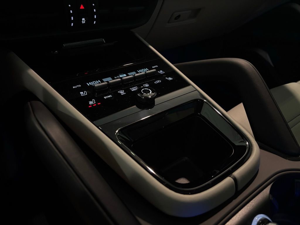 Certified 2025 Porsche Cayenne AWD/4WD image 19