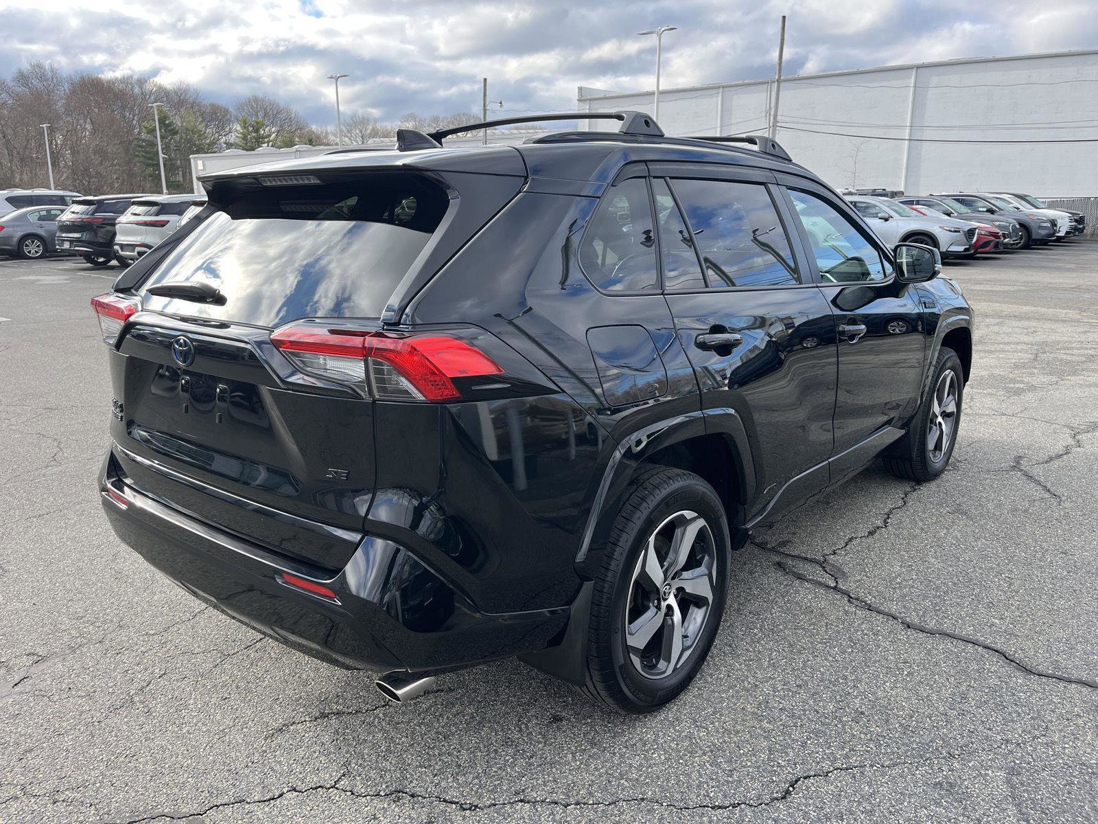 Used 2021 Toyota RAV4 SE w/ Weather & Moonroof Package image 4