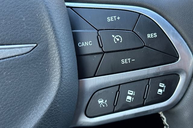Used 2025 Chrysler Pacifica Select image 26