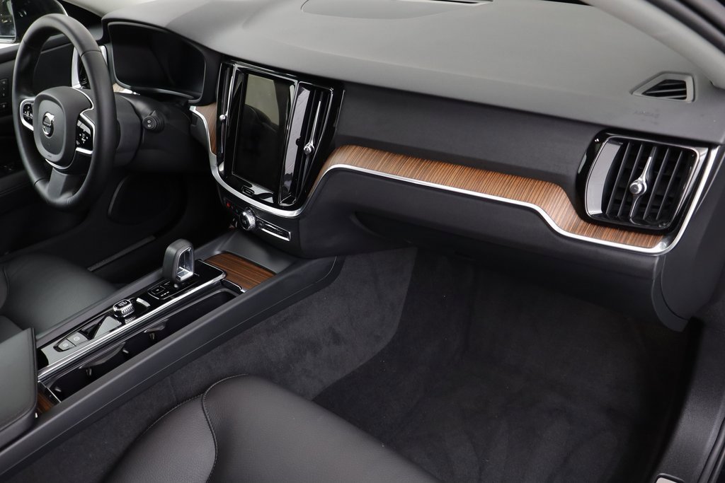 Used 2025 Volvo V60 B5 Cross Country Plus image 19