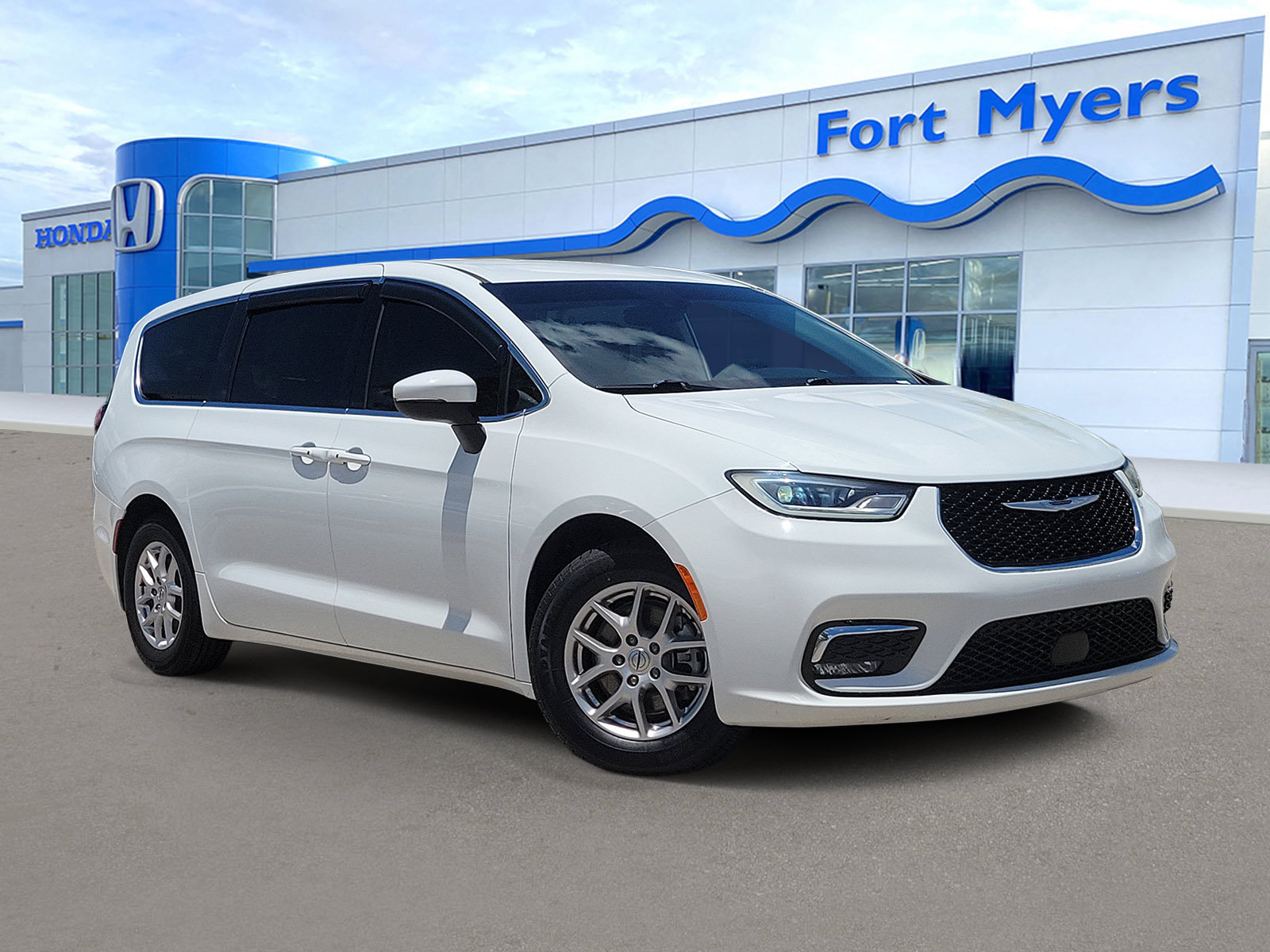 Used 2023 Chrysler Pacifica Touring-L FWD image 1
