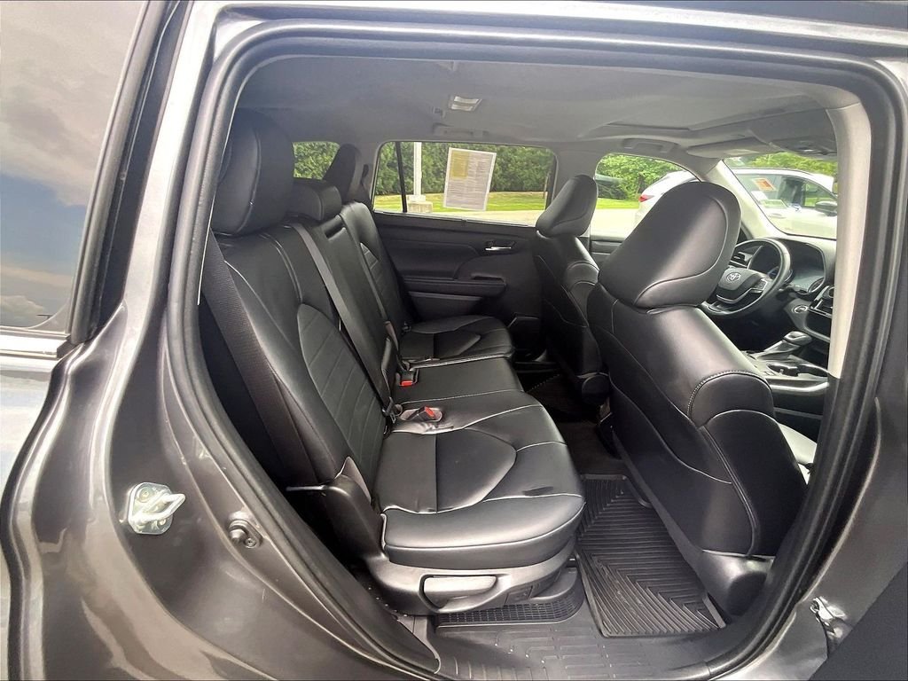 Used 2023 Toyota Highlander XLE AWD/4WD image 16