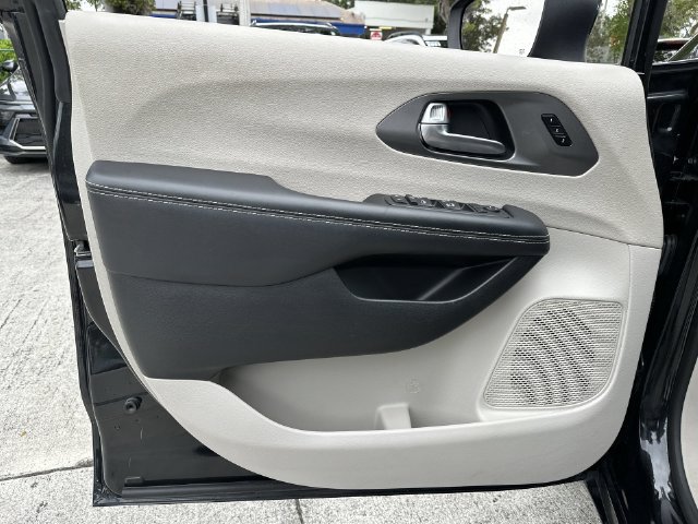 Used 2023 Chrysler Pacifica Touring-L FWD image 13