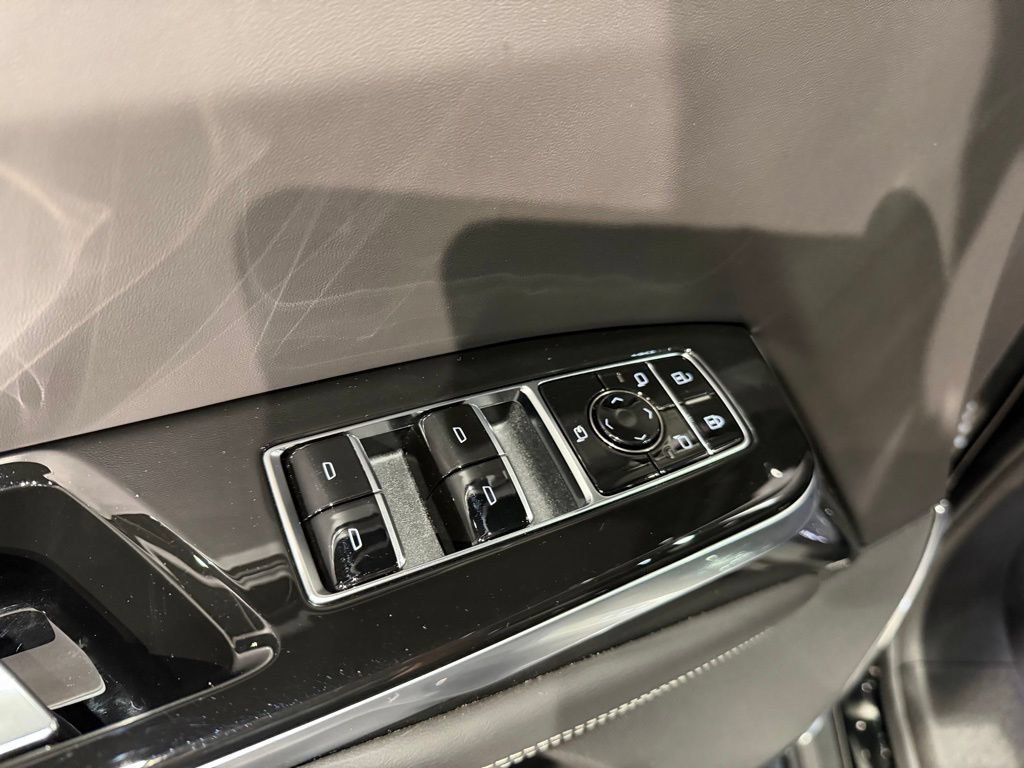 Used 2026 Cadillac Escalade ESV V AWD/4WD image 16