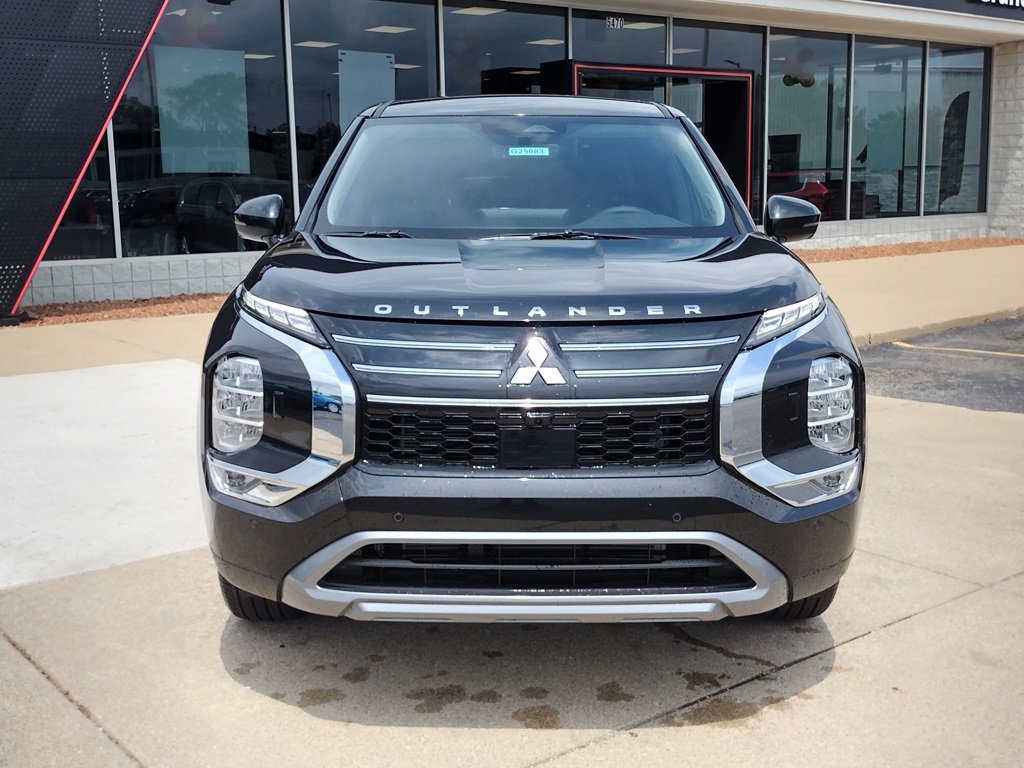 New 2025 Mitsubishi Outlander SE image 13