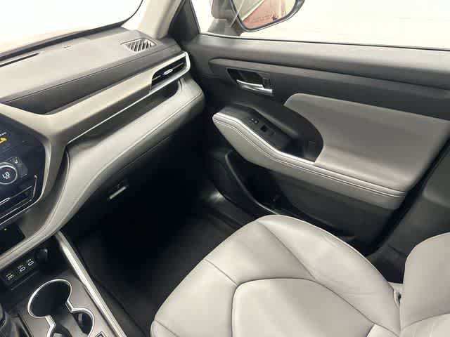 Used 2023 Toyota Highlander XLE FWD image 13