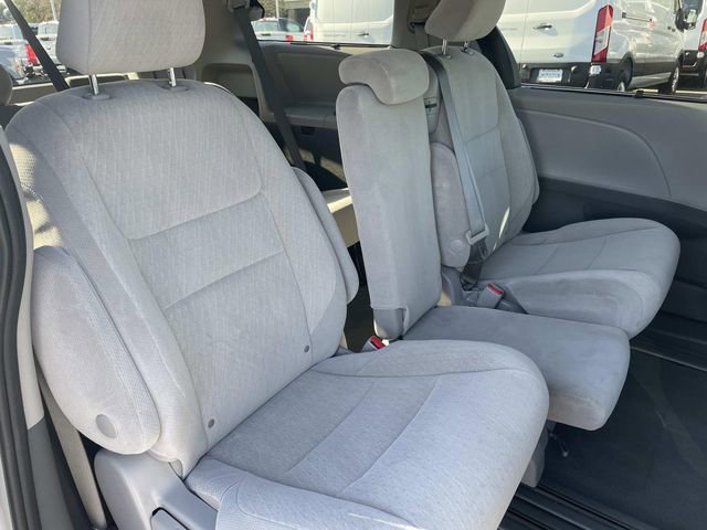 Used 2020 Toyota Sienna LE w/ Carpet Mat Package image 22