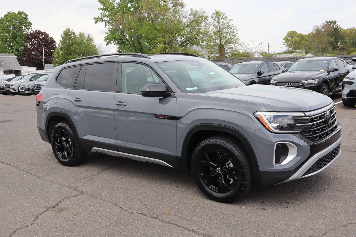 Used 2025 Volkswagen Atlas Peak Edition SE AWD/4WD image 4