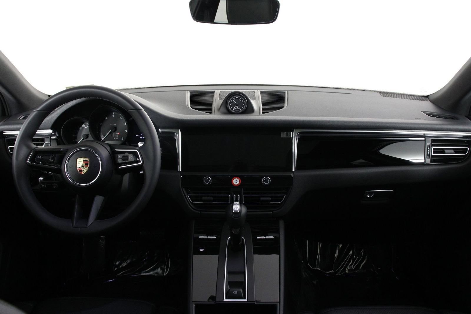 Certified 2025 Porsche Macan image 11