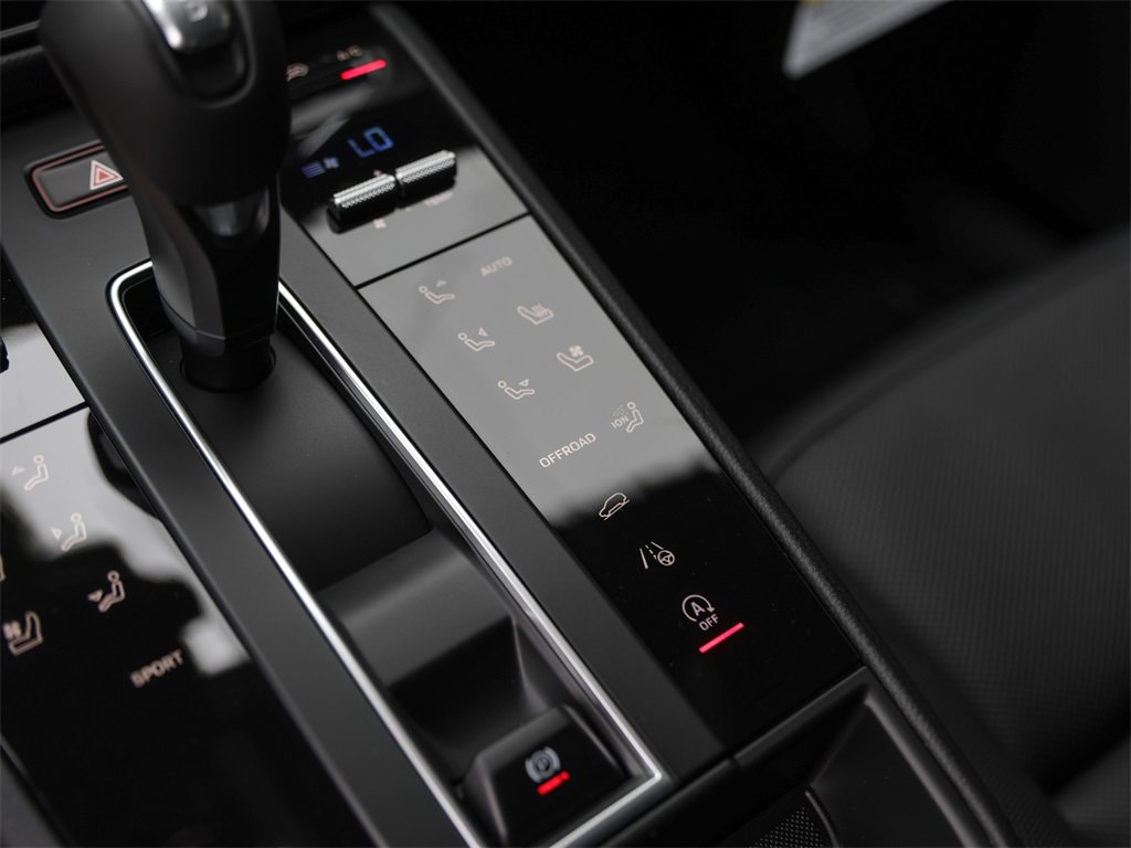 Used 2025 Porsche Macan image 25