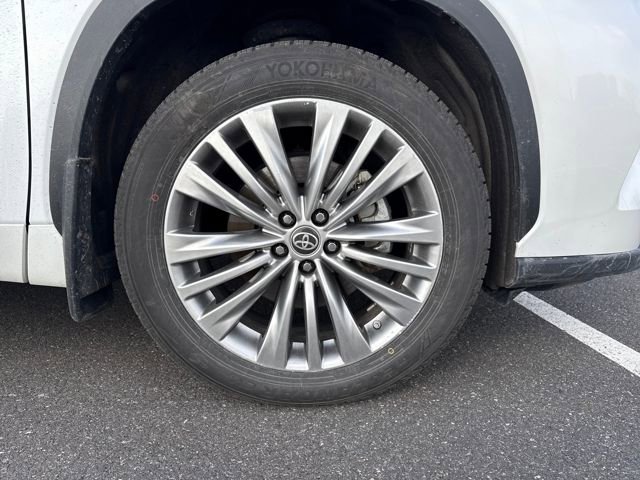 Used 2023 Toyota Highlander Platinum image 11