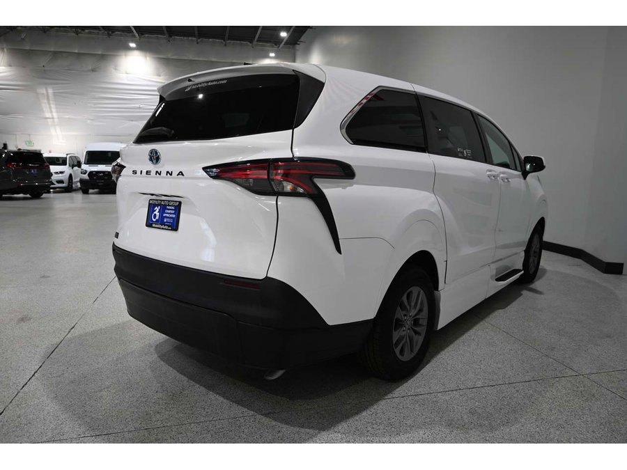 Used 2022 Toyota Sienna LE AWD/4WD image 6