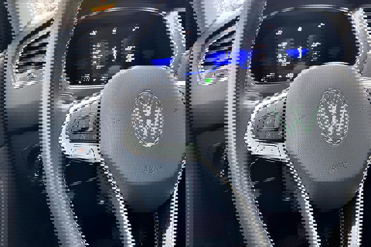 Used 2022 Volkswagen Tiguan SE w/ Panoramic Sunroof Package image 24