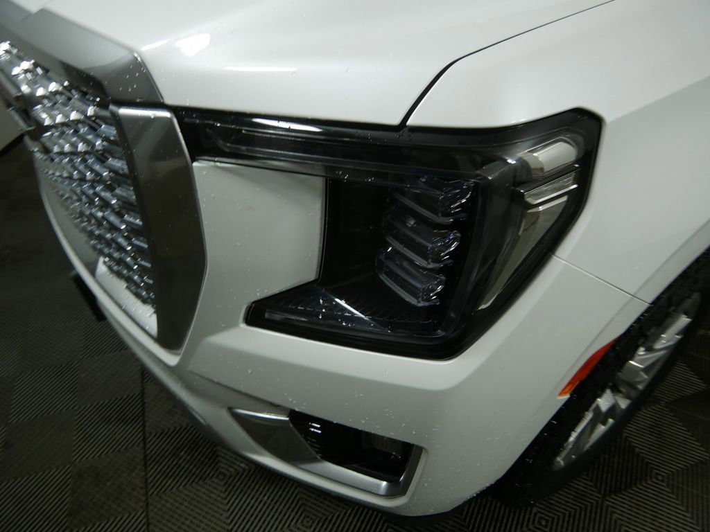 Used 2023 GMC Yukon XL Denali image 9