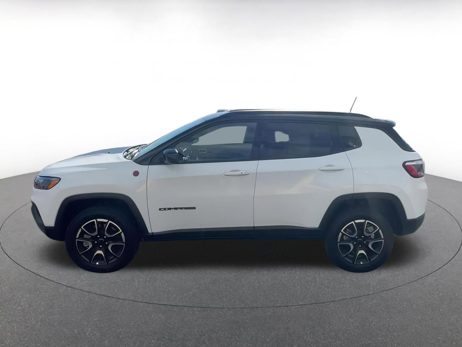 Used 2025 Jeep Compass Trailhawk image 9