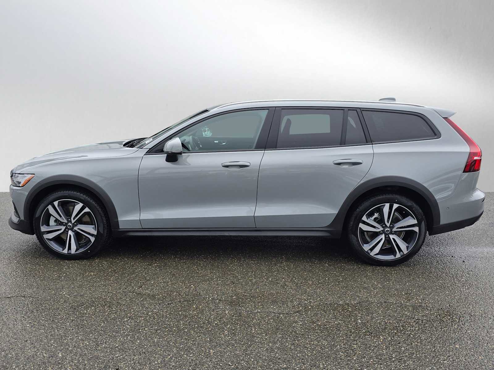 Certified 2025 Volvo V60 B5 Cross Country Plus image 6