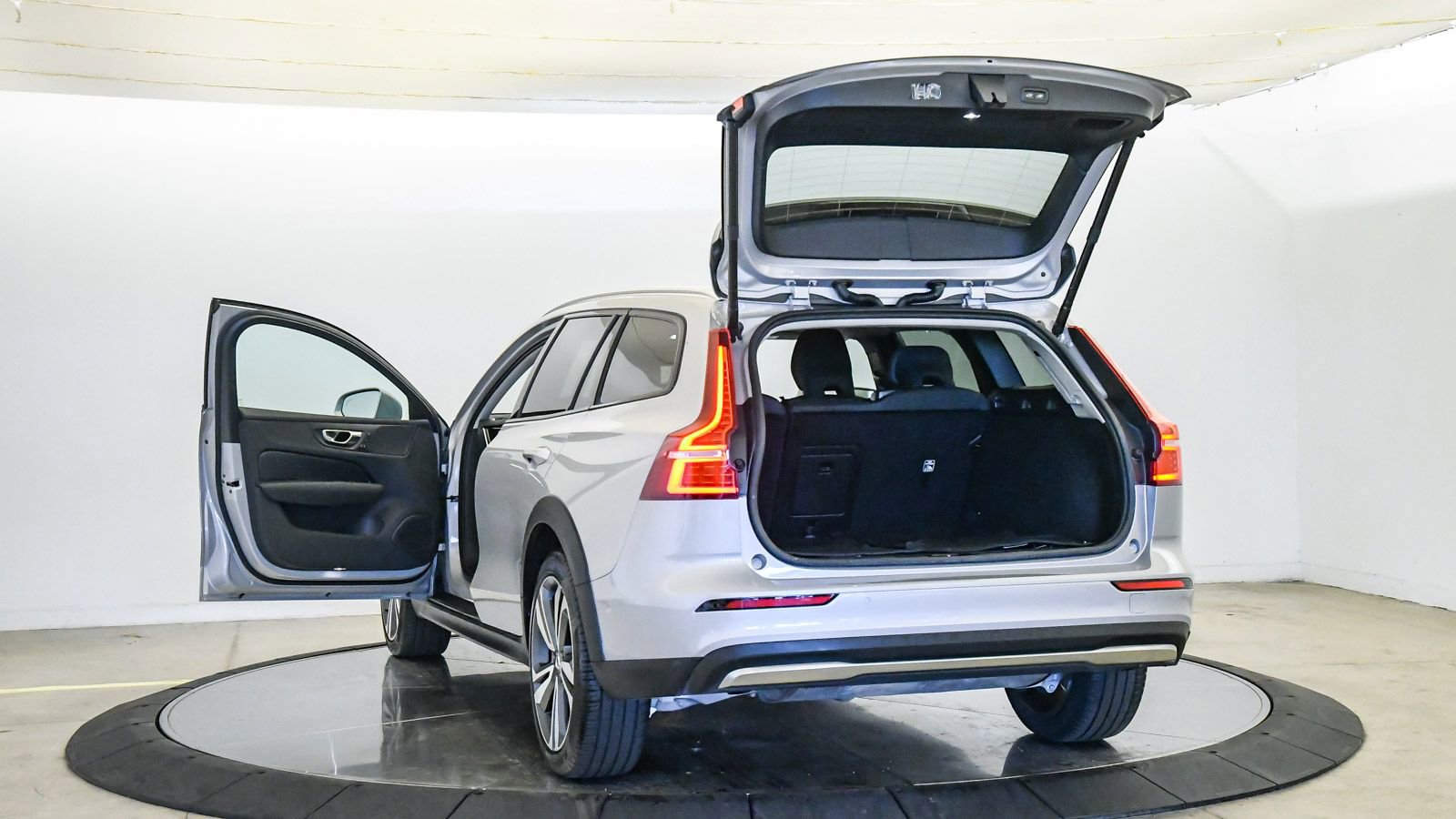 Certified 2025 Volvo V60 B5 Cross Country Plus image 23