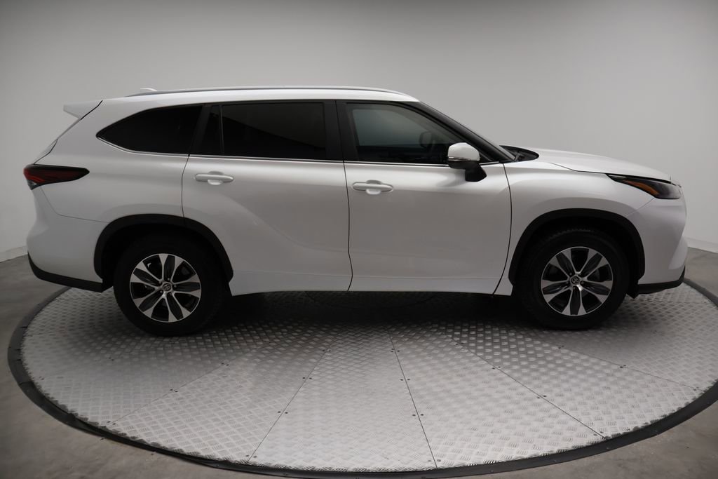 Used 2024 Toyota Highlander XLE FWD image 7