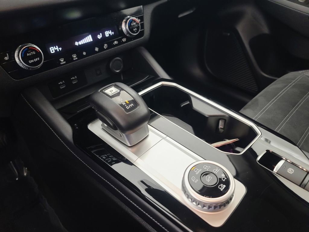 Used 2025 Mitsubishi Outlander SE image 40