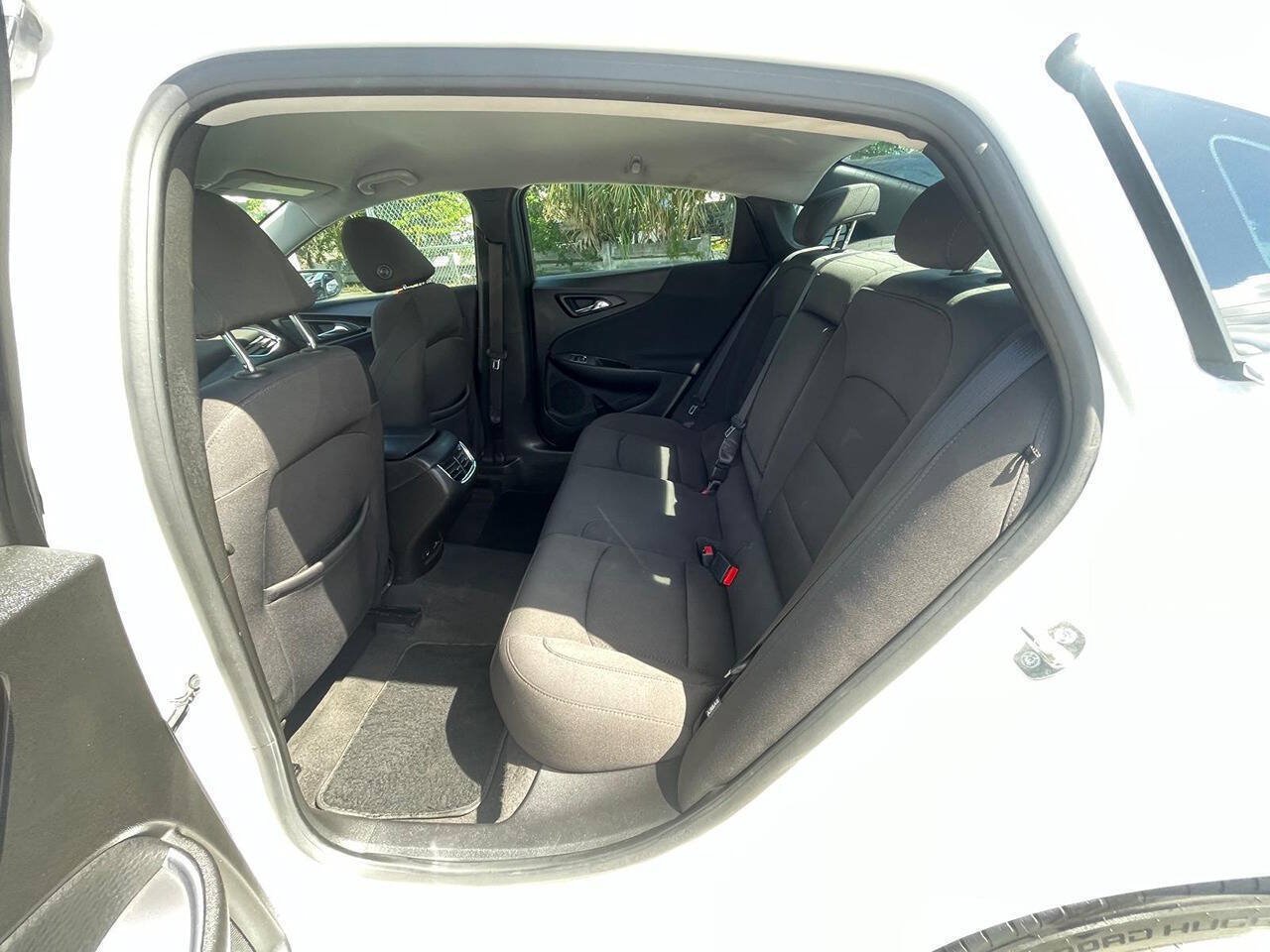 Used 2018 Chevrolet Malibu LT FWD image 14