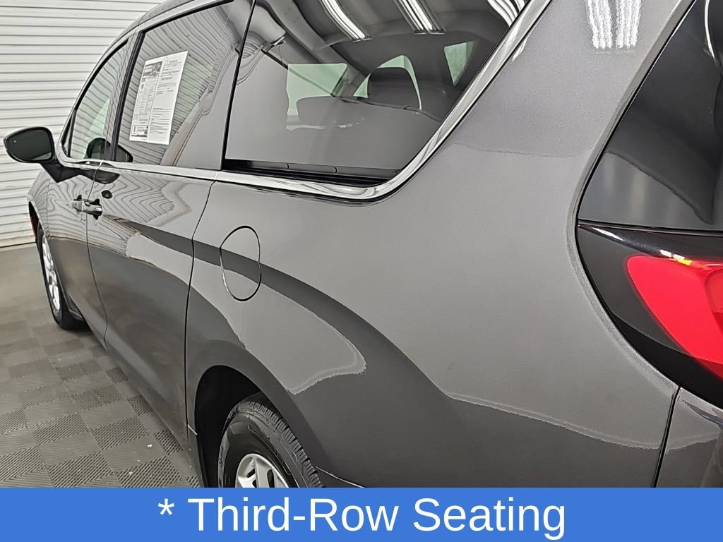 Used 2023 Chrysler Pacifica Touring-L FWD image 7