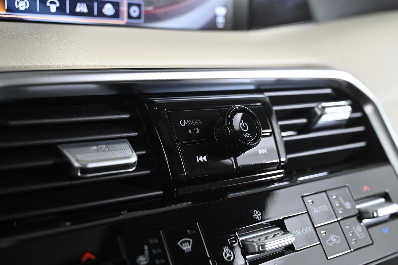 Used 2025 Nissan Armada Platinum image 16