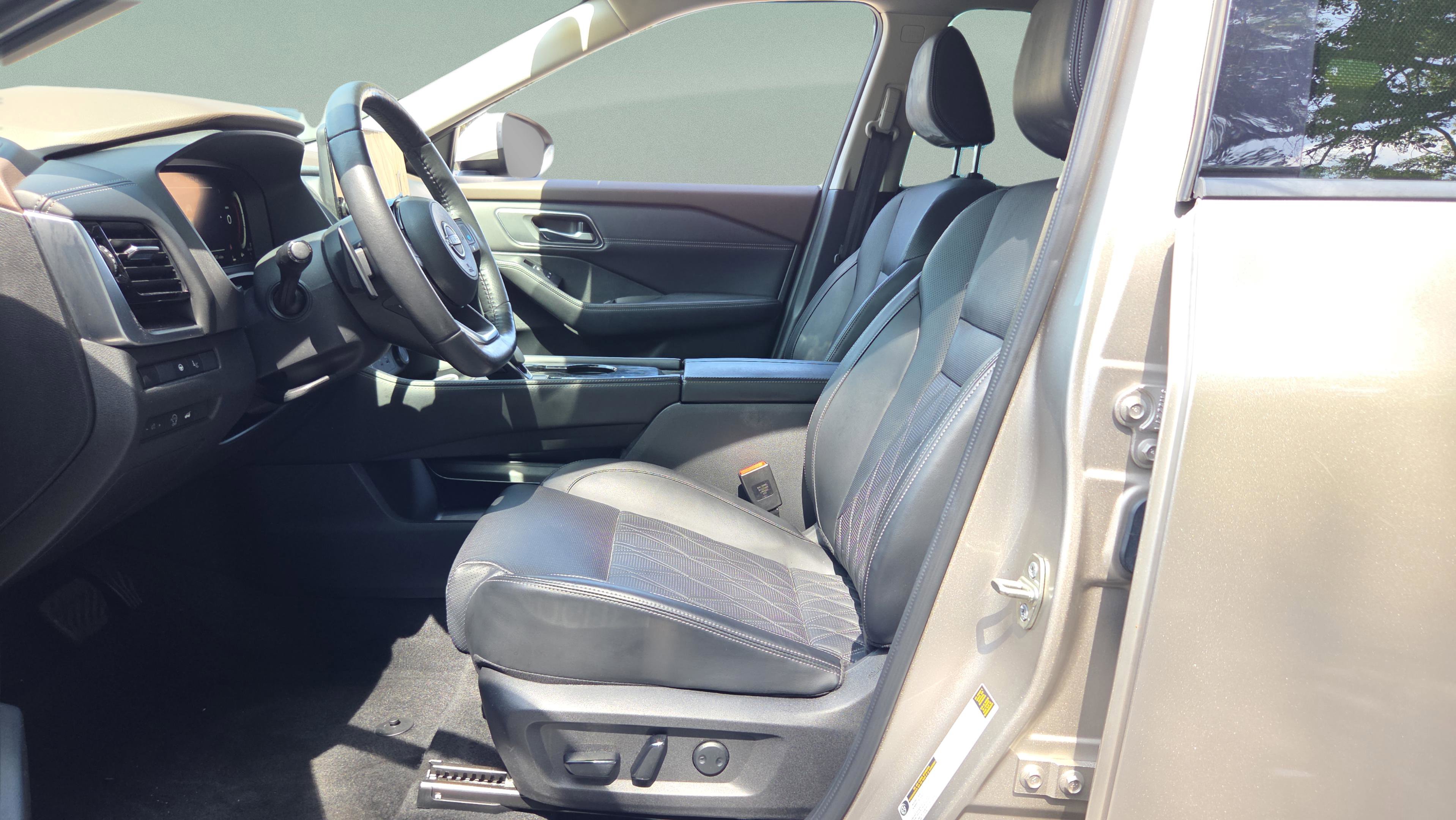 Used 2023 Nissan Rogue Platinum w/ Platinum Premium Package FWD image 9