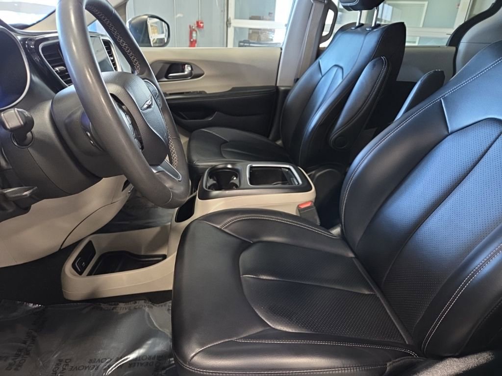 Used 2023 Chrysler Pacifica Touring-L image 12