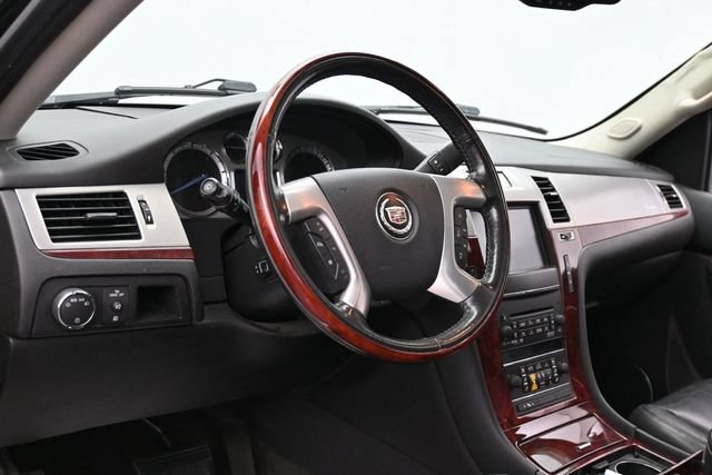 Used 2011 Cadillac Escalade Luxury AWD/4WD image 16
