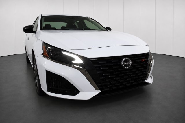 Certified 2024 Nissan Altima 2.0 SR FWD image 3