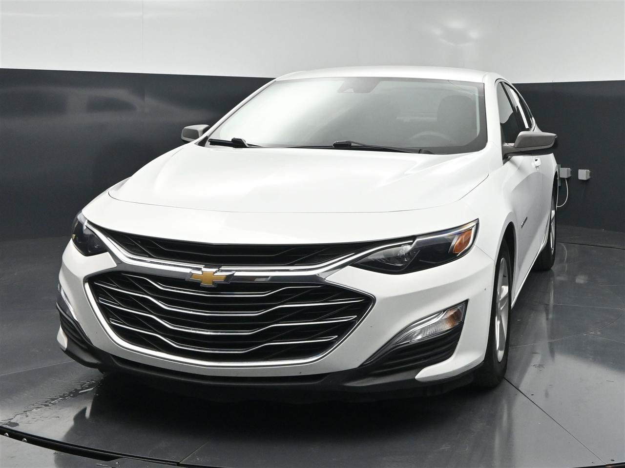 Used 2023 Chevrolet Malibu LS FWD image 2