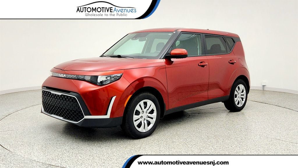 Used 2025 Kia Soul LX FWD image 1