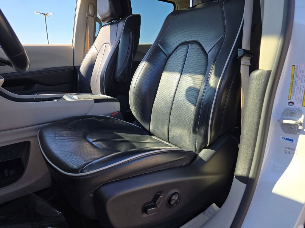 Used 2021 Chrysler Pacifica Limited w/ Uconnect Theater Family Group image 28