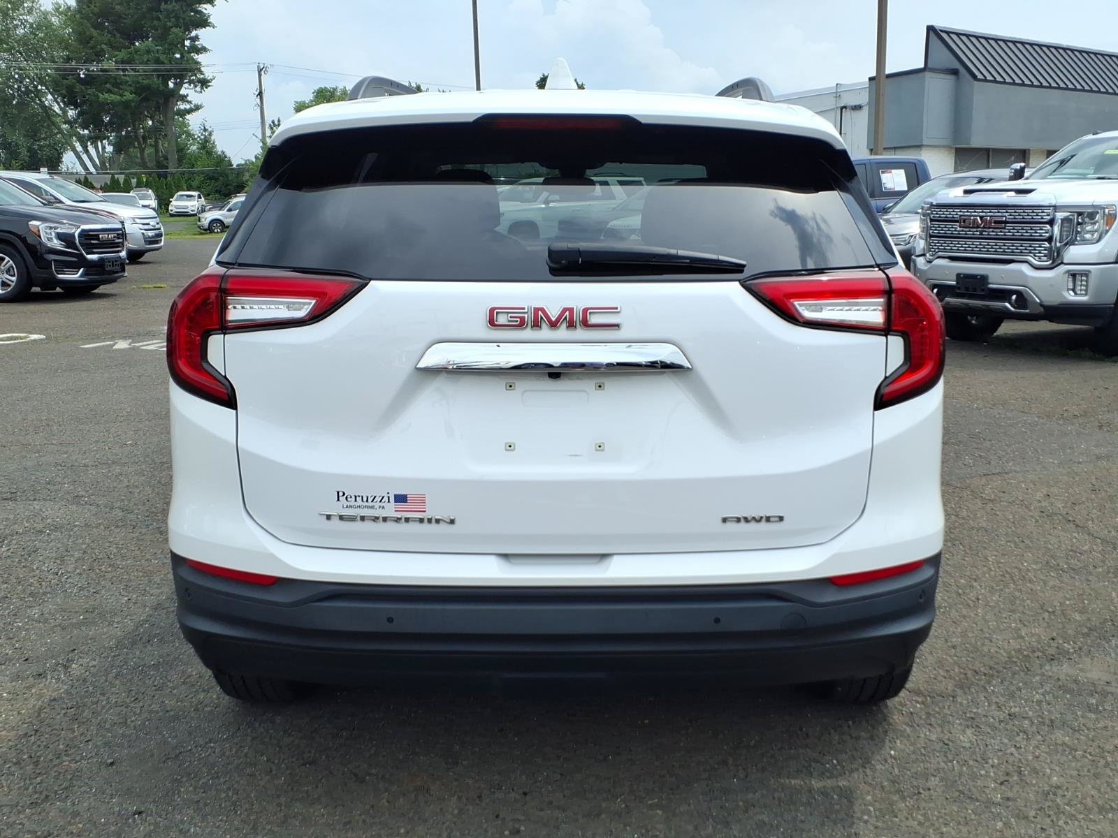 Used 2023 GMC Terrain SLE w/ Driver Convenience Package AWD/4WD image 4