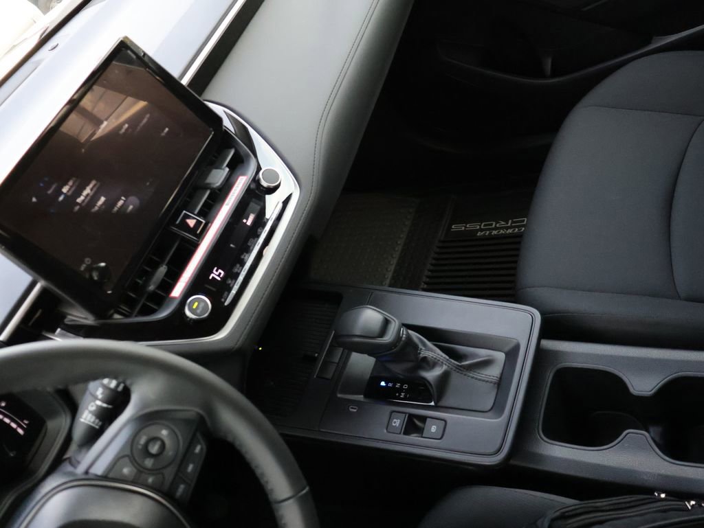 Used 2026 Toyota Corolla Cross LE FWD image 18