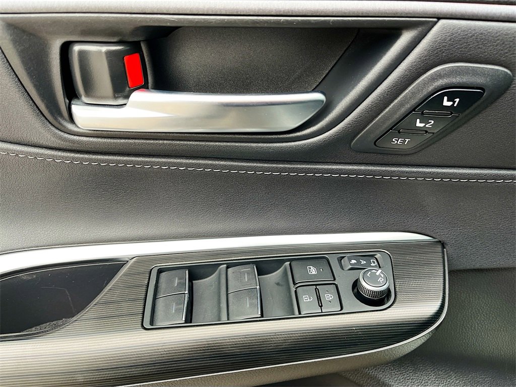 Used 2024 Toyota Venza XLE image 17