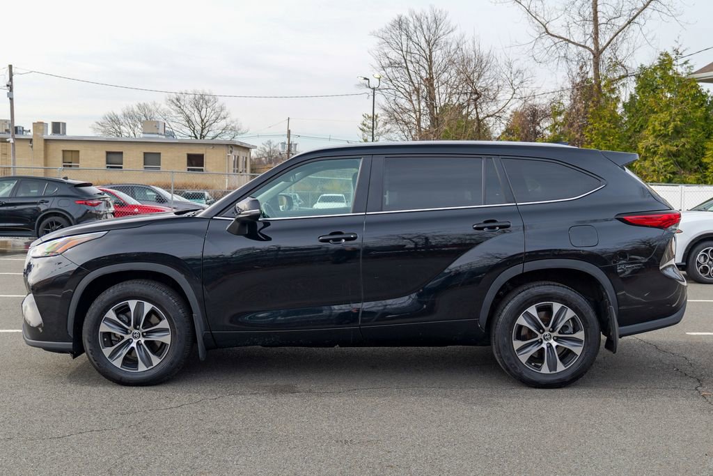 Used 2023 Toyota Highlander XLE AWD/4WD image 4