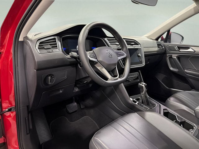 Used 2023 Volkswagen Tiguan SE w/ Panoramic Sunroof Package FWD image 10