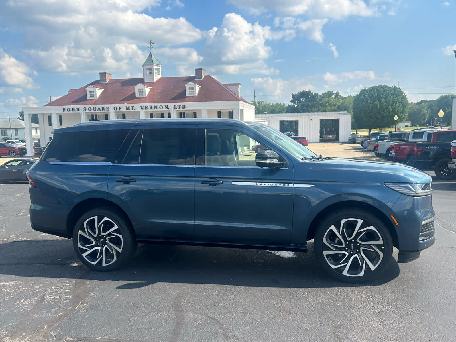 New 2027 Lincoln Navigator Reserve AWD/4WD image 3
