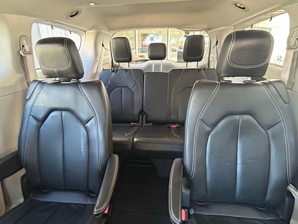 Used 2022 Chrysler Pacifica Touring-L image 14